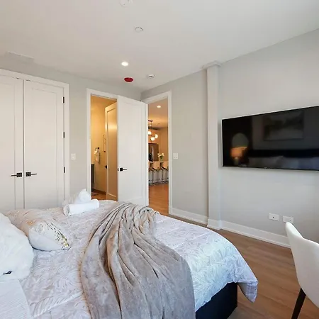 Modern By Med District With Parking & Laundry