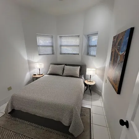 Private 2br 2ba Heart Of Boystown Walk To Wrigley Apartment