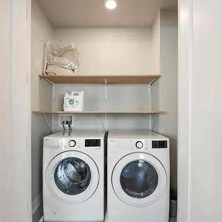Modern By Med District With Parking & Laundry Chicago