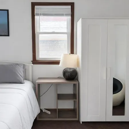 Location! Location! 2bd 1bth Spacious Apartment! * Chicago