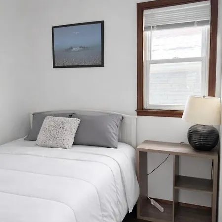 Location! Location! 2bd 1bth Spacious Apartment! Chicago