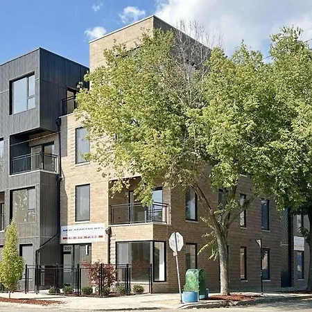 Apartment Renovated 3 Bedroom Downtown Pilsen *