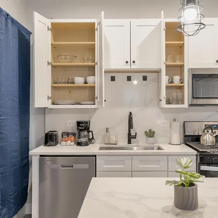 Comfortably Well-furnished 1br Unit In West Loop - Grand Rep *