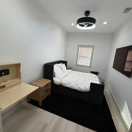 Luxury Living In Bronzeville Apartment *