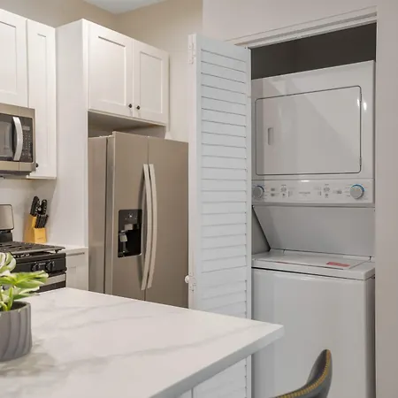 Comfortably Well-furnished 1br Unit In West Loop - Grand Rep Apartment *