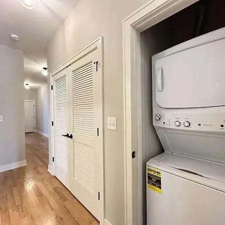 Apartment Renovated 3 Bedroom Downtown Pilsen *