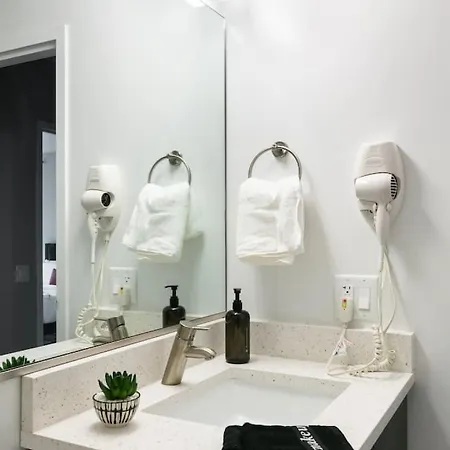 Downtown Penthouse 11parking Gym Pvt Patio Apartment *