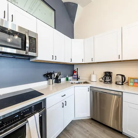 Apartment Luxury 6br Loft Perfect For 12 Guests With Skyline Views, Optional Parking And Gym Access Near Mccormick Place And Soldier Field