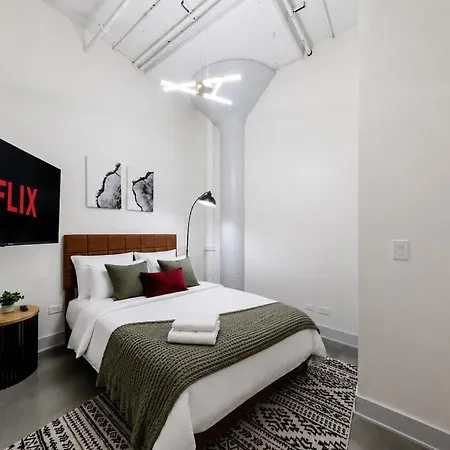 Luxury 6br Loft Perfect For 12 Guests With Skyline Views, Optional Parking And Gym Access Near Mccormick Place And Soldier Field *