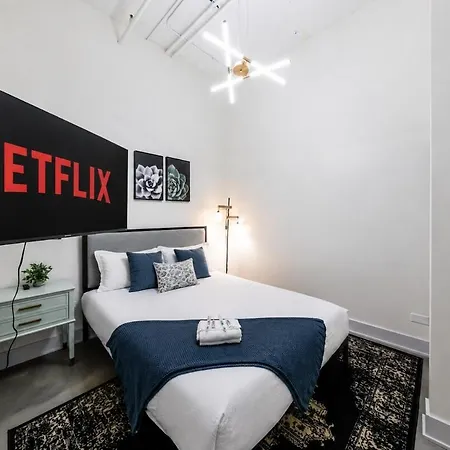 Luxury 6br Loft Perfect For 12 Guests With Skyline Views, Optional Parking And Gym Access Near Mccormick Place And Soldier Field *