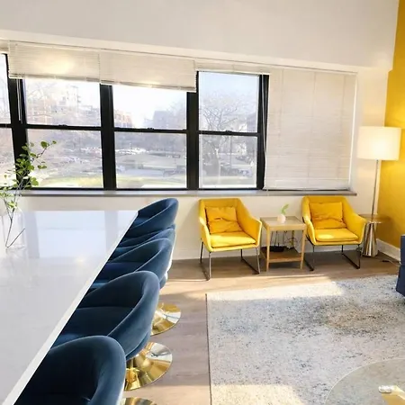 Mccormick Place 2br Spacious Corner Unit With Optional Parking Sleeps 6 Guests Near Soldier Field And Grant Park Apartment Chicago