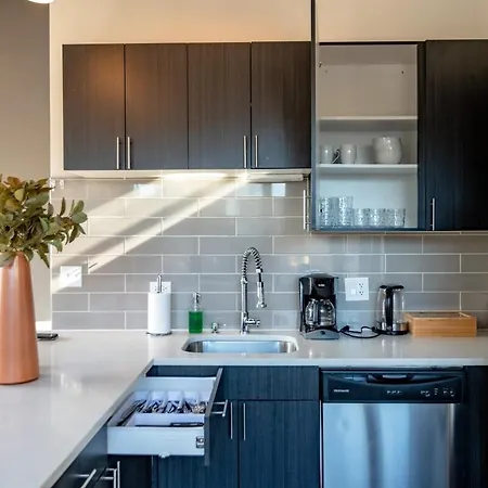 Apartment Mccormick Place 2br Spacious Corner Unit With Optional Parking Sleeps 6 Guests Near Soldier Field And Grant Park