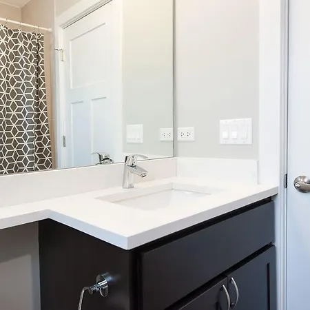 Three-bedroom On N Damen Avenue Apt 2e *