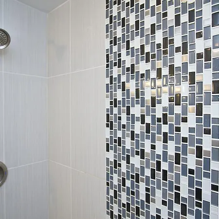Two-bedroom On N Milwaukee Avenue Apt 4f *