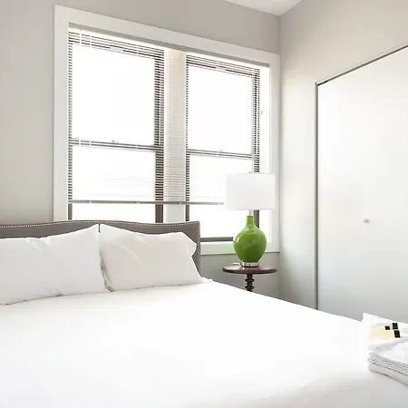 Three-bedroom On N Damen Avenue Apt 2e Apartment *