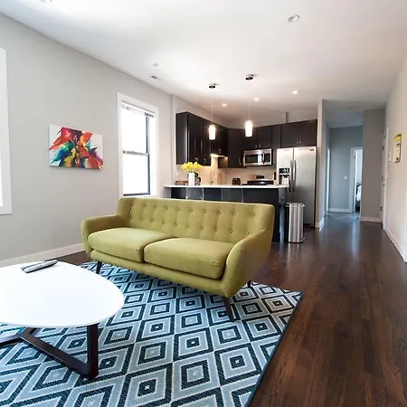 Three-bedroom On N Damen Avenue Apt 2e *