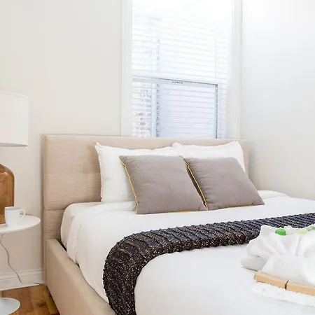 Three-bedroom On W Division Street Apt 3f Apartment