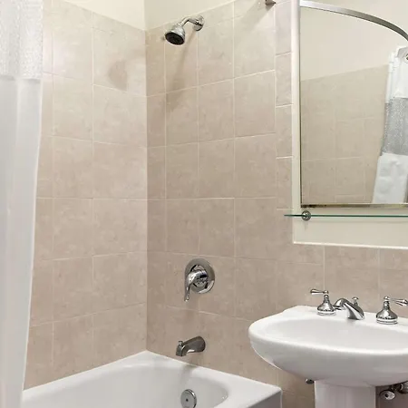 Hotel Travelodge By Wyndham Downtown 2*