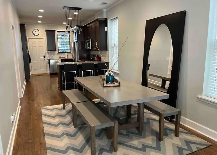 Trendy West Town Flat - 2 Bed / 1.5 Bath W Parking