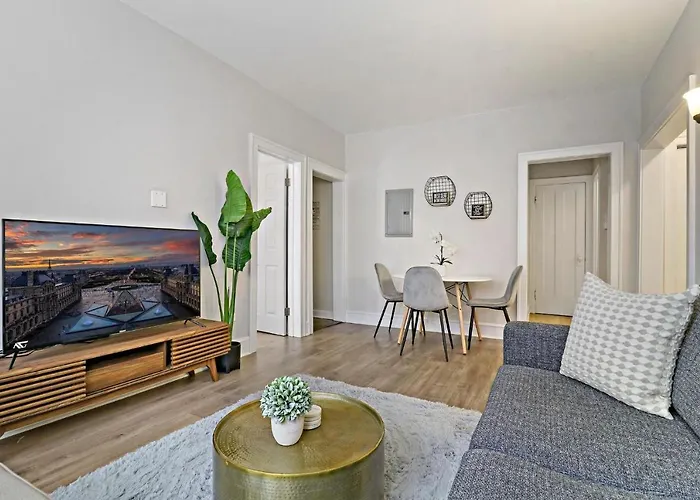 Warm & Lovely 2Br Apt Close To Dining & Shops - Touhy 1S