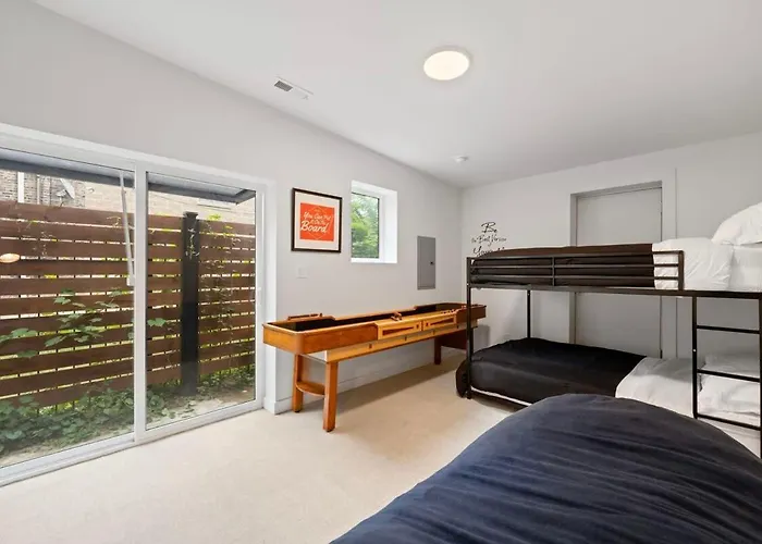 Chic 4-Bedroom Haven: Designer\'S Dream Home