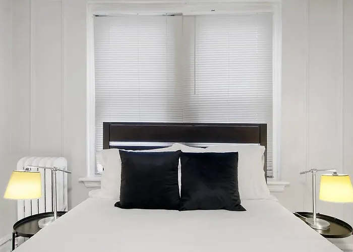 Chic & Contemporary Studio Apartment - Bstone 120