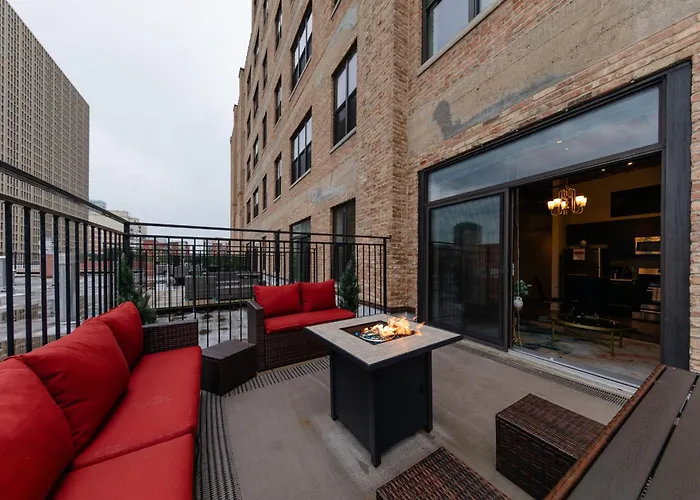 Modern South Loop 2Br Apartment With View Of Skyline Patio And Gym Access Near Mccormick Place Convention Center & Museum Campus