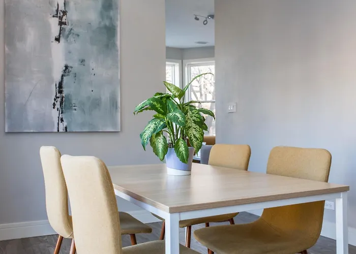 The Double Play - 1 Min Walk To Wrigley! Spacious 2Br - Perfect For Cubs Fans!
