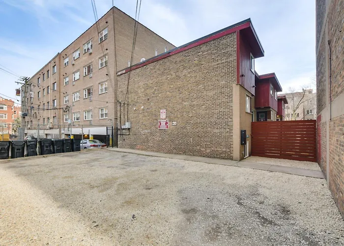 Stylish Chicago Retreat, Walk To Loyola University