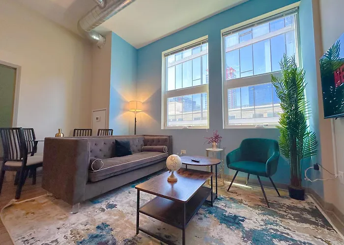Stylish 2Br Apartment With Optional Parking, Patio And Gym Near Mccormick Place, Shedd Aquarium, Field Museum & Lakefront Trail