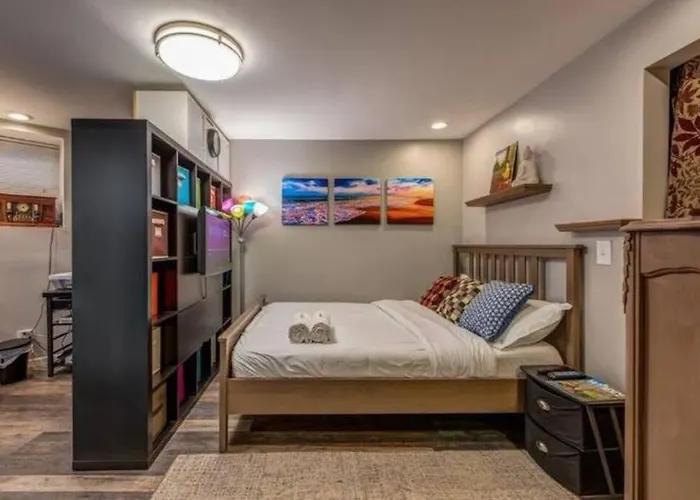 Near Uchicago & Metra & Hot Tub & Jacuzzi Escape