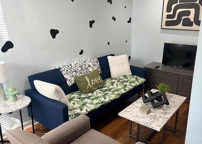 Central & Comfy 2 Bedroom I West Loop I Free Parking O