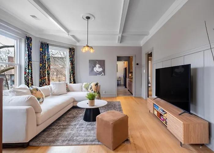 Elegant And Chic 2Bed 2Bath Steps From The Lake!