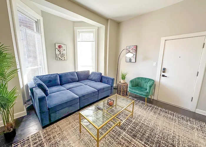 The Secret West Loop Oasis For Up To 4 Guests