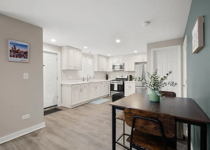 Quiet Townhome, Near Lakefront And Downtown - Superfast Wifi