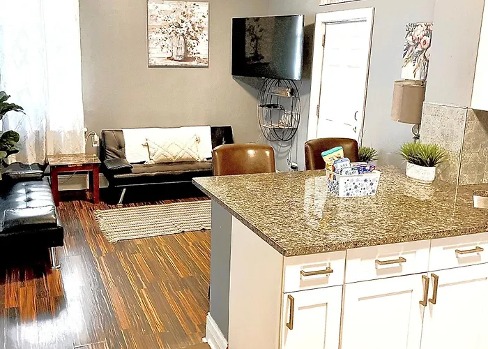 Urban Coach Penthouse - Near Train, Medical District, And Downtown