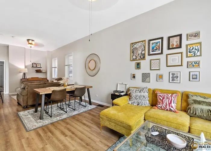 Prime Location Retreat 4 Bedrooms W Parking