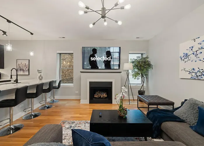 3 Bed 2 Bath Chicago Retreat W Balcony & Parking