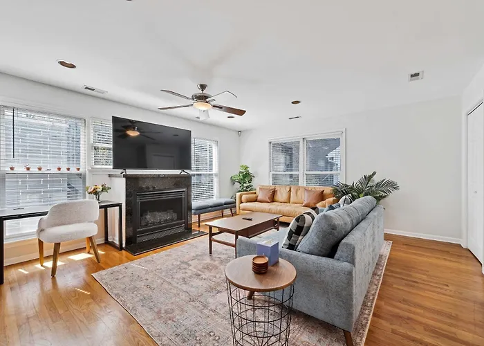 Old Town 3Bd 3Ba Coach House, Garage Parking Incl Home
