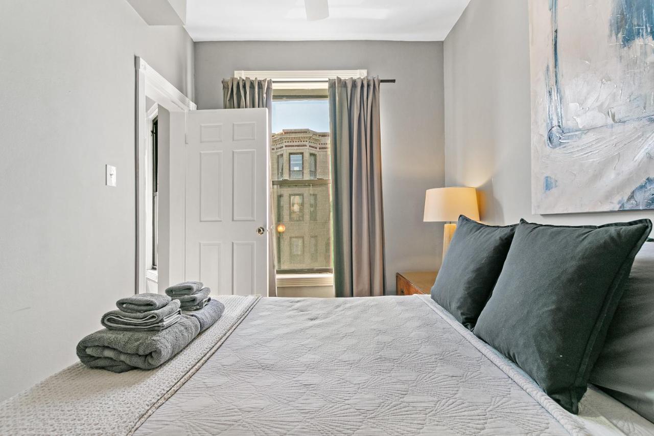 Stylish 2br Pad With Up-to-date Comforts - Halsted Rep Apartment