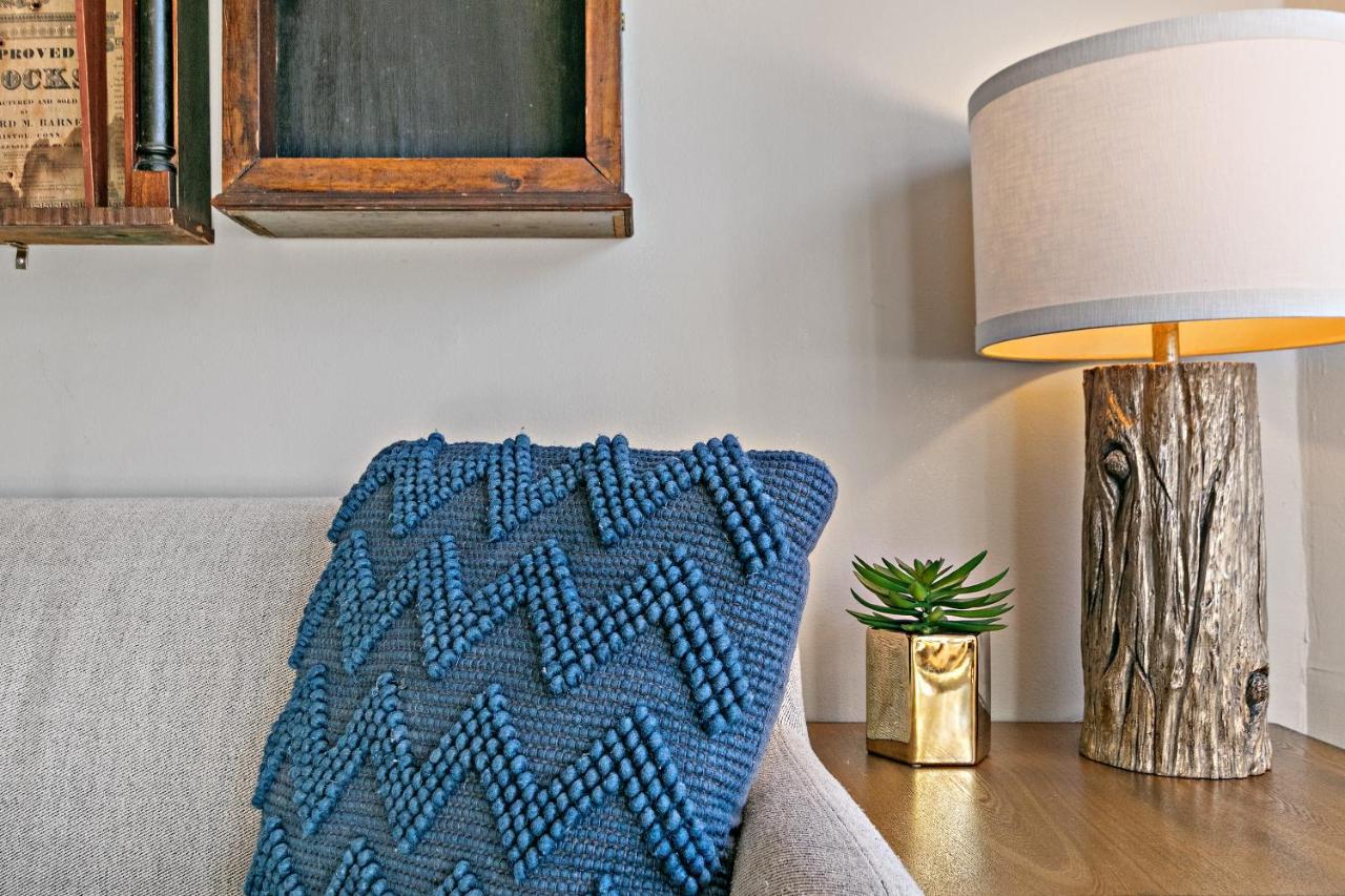 Stylish 2br Pad With Up-to-date Comforts - Halsted Rep Apartment