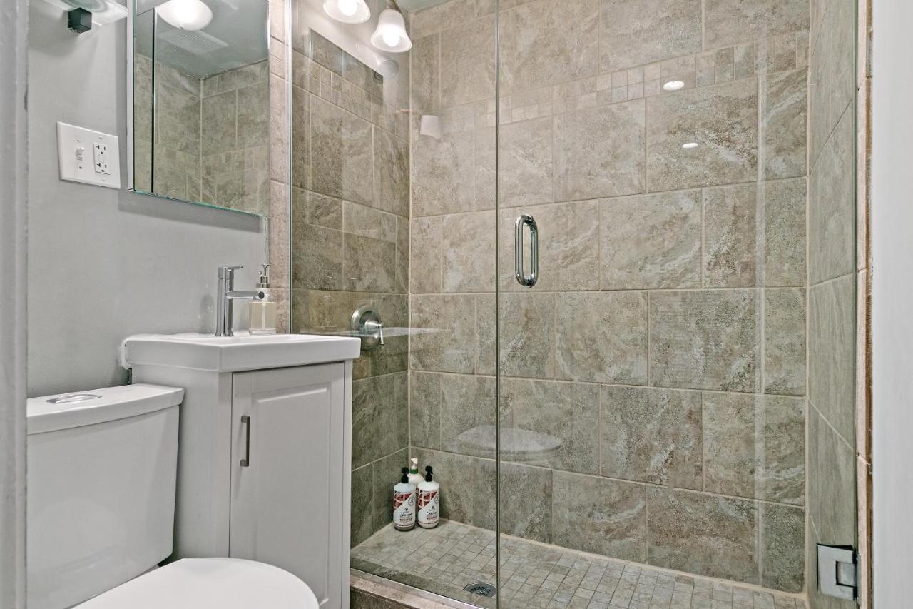 Stylish 2br Pad With Up-to-date Comforts - Halsted Rep Apartment