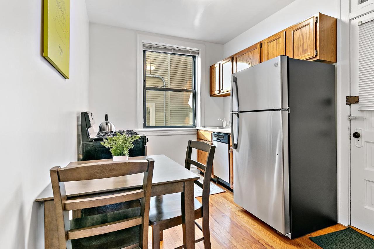 Furnished 1br With Natural Light & King Beds - Larchmont Rep Chicago