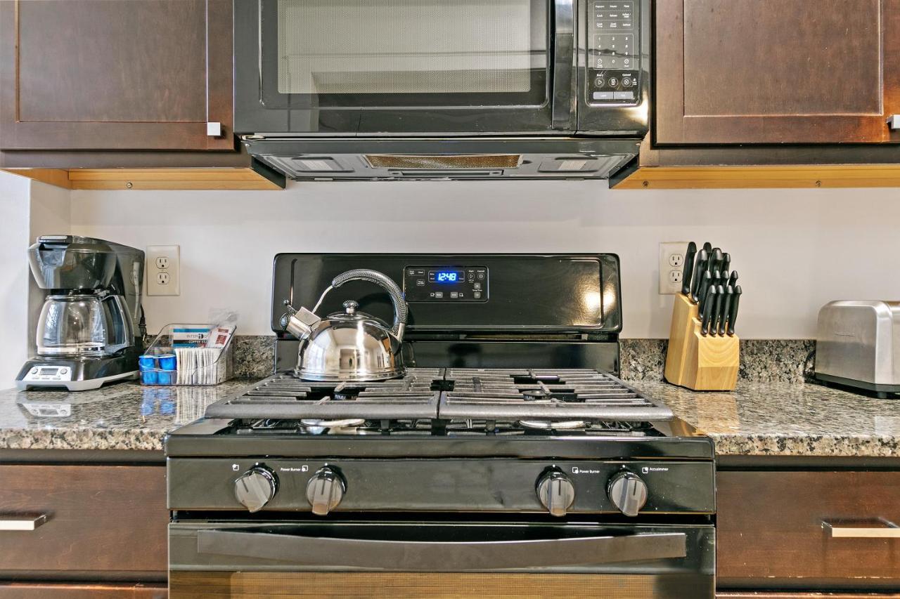 Indulging 2br In Festive Boystown - Buckingham 1 Chicago