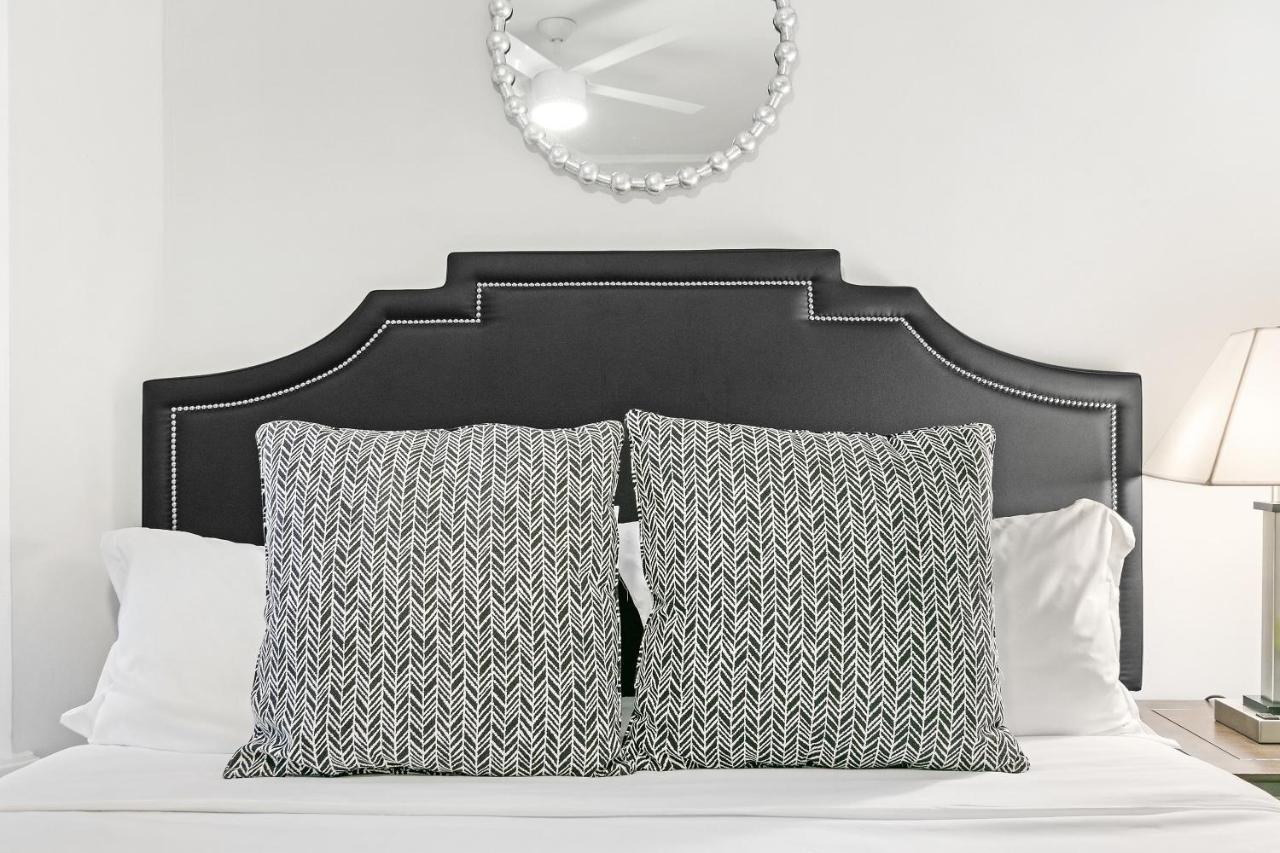 Indulging 2br In Festive Boystown - Buckingham 1 Apartment