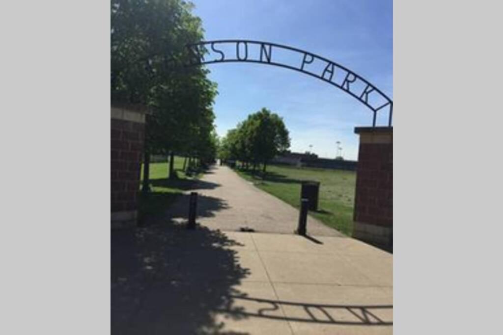 Entire Modern 2 Bedroom Chicago