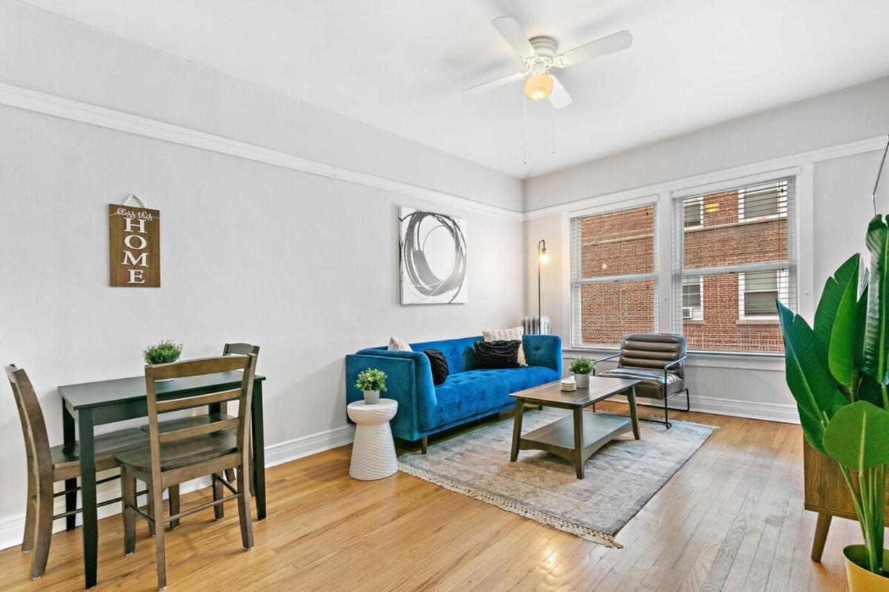 Convenient 2br Close To Shops, Dining, Loyola - Lunt 2s Apartment *