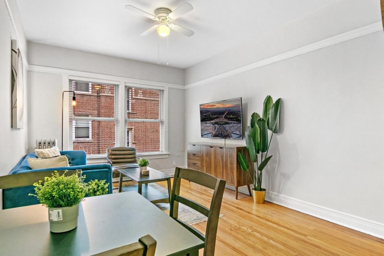 Convenient 2br Close To Shops, Dining, Loyola - Lunt 2s