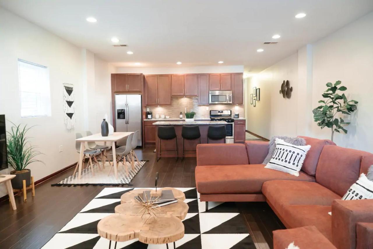 Apartment 2br Airy & Tidy With Free Covered Parking - Modern *