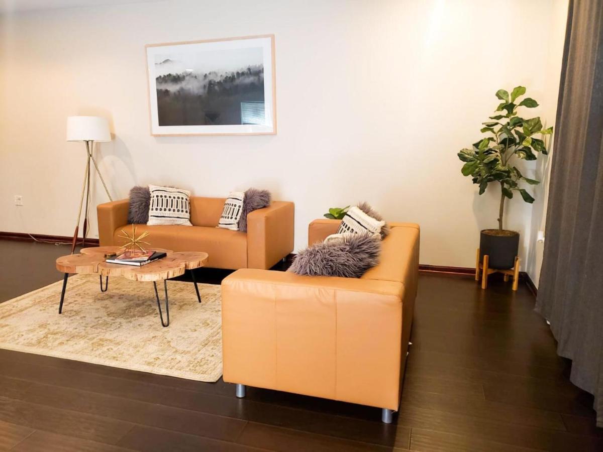 2br Airy & Tidy With Free Covered Parking - Modern Apartment Chicago
